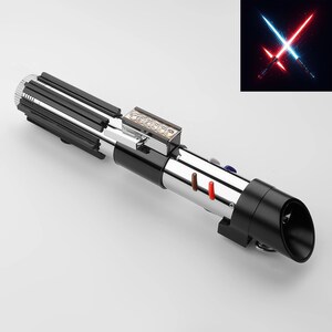 Puede incluir: Un sable de luz detallado con un mango negro y plateado, con una serie de botones y luces. La imagen incluye un gr&aacute;fico m&aacute;s peque&ntilde;o de sables de luz cruzados azules y rojos, lo que sugiere un tema de conflicto gal&aacute;ctico.