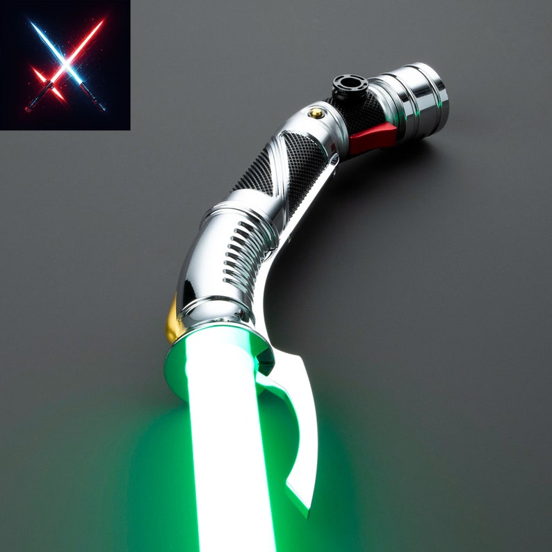 Puede incluir: Un sable de luz plateado y negro con una hoja verde. El sable de luz tiene un agarre texturizado y un bot&oacute;n rojo en el lateral.