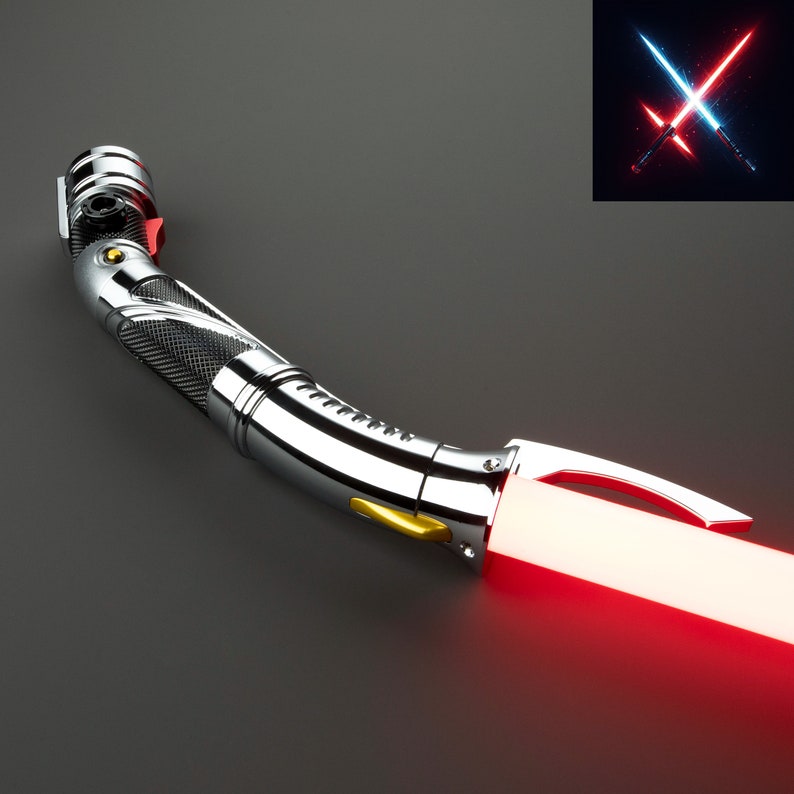 Puede incluir: Un sable de luz plateado con una hoja roja. El sable de luz tiene un mango negro con un acento dorado. La hoja est&aacute; encendida y se extiende desde el mango.
