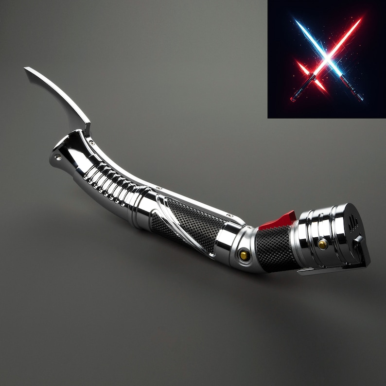 Puede incluir: Un sable de luz plateado con un mango negro y detalles rojos. El sable de luz es curvo y tiene un dise&ntilde;o detallado.