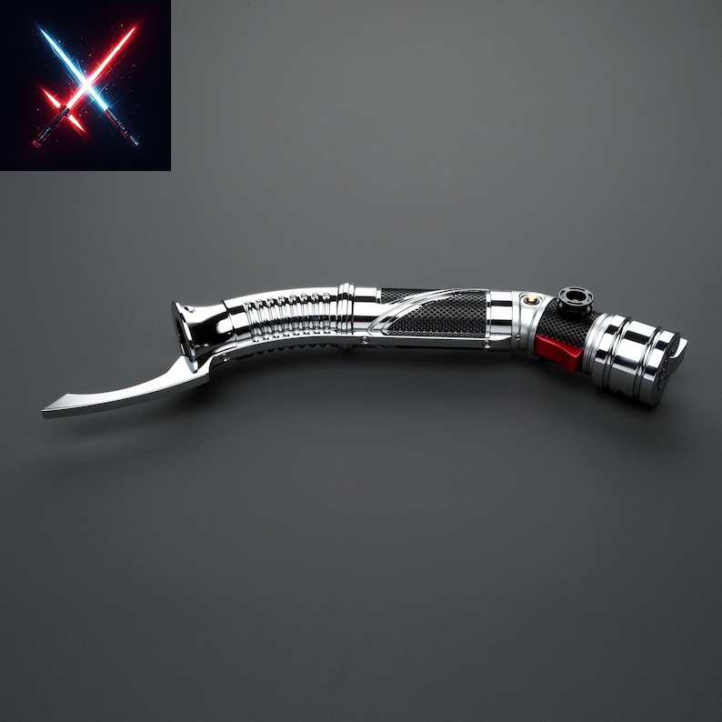 Puede incluir: Un sable de luz plateado con un mango negro y un acento rojo. El sable de luz tiene una hoja curva y un mango texturizado.