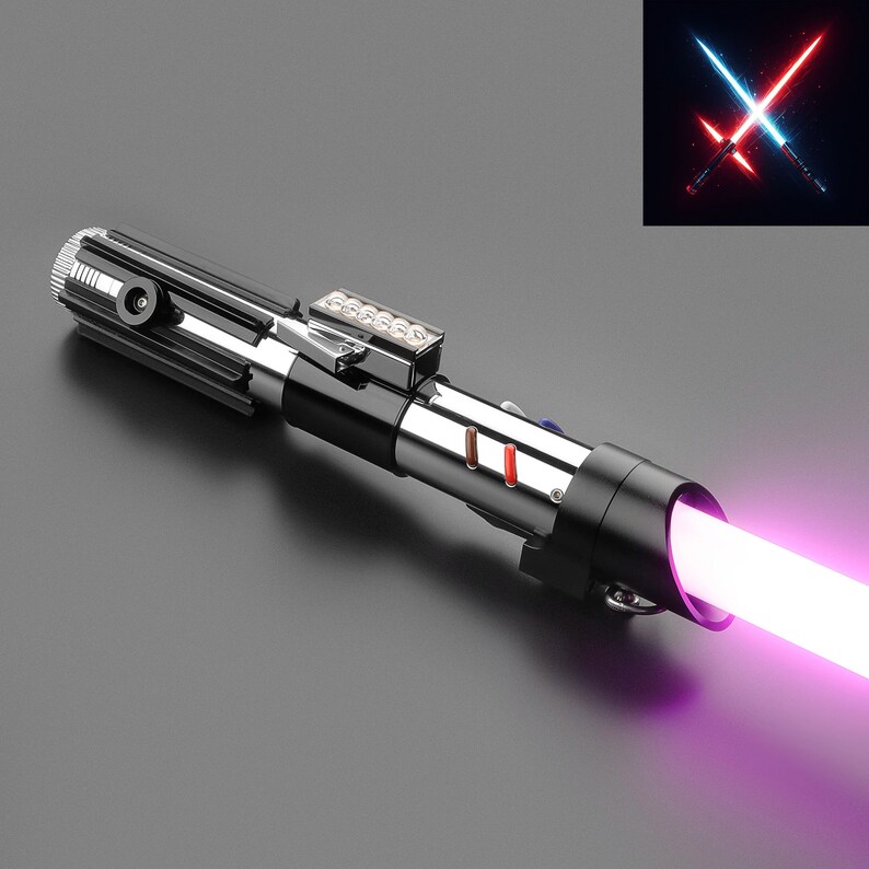 Puede incluir: Un sable de luz con una hoja morada, mango negro y plateado, y una peque&ntilde;a imagen de sables de luz azules y rojos cruzados. El sable de luz tiene una hoja brillante y detalles mec&aacute;nicos.