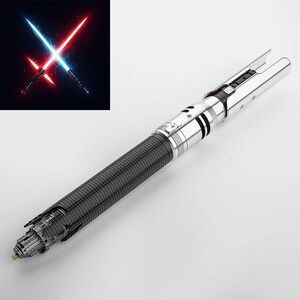 Puede incluir: Un sable de luz plateado con un mango texturizado negro y una hoja plateada. El sable de luz est&aacute; en estado desmontado, mostrando los componentes internos.