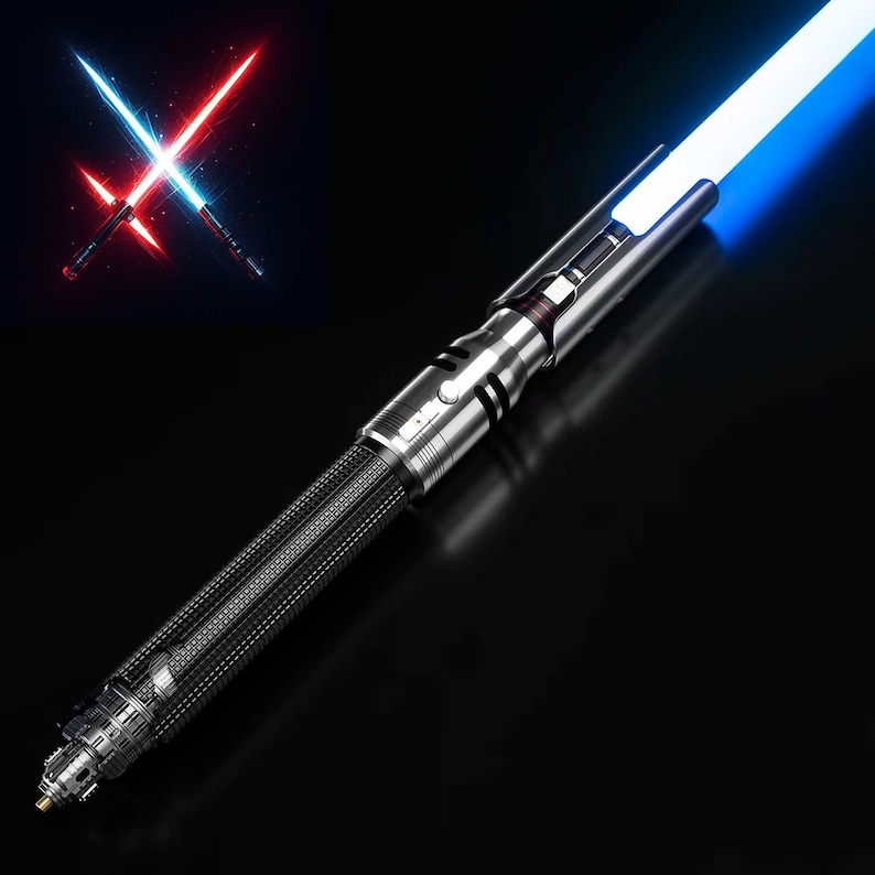 Puede incluir: Un sable de luz plateado con un mango negro texturizado y una hoja azul. El sable de luz est&aacute; encendido y la hoja brilla.