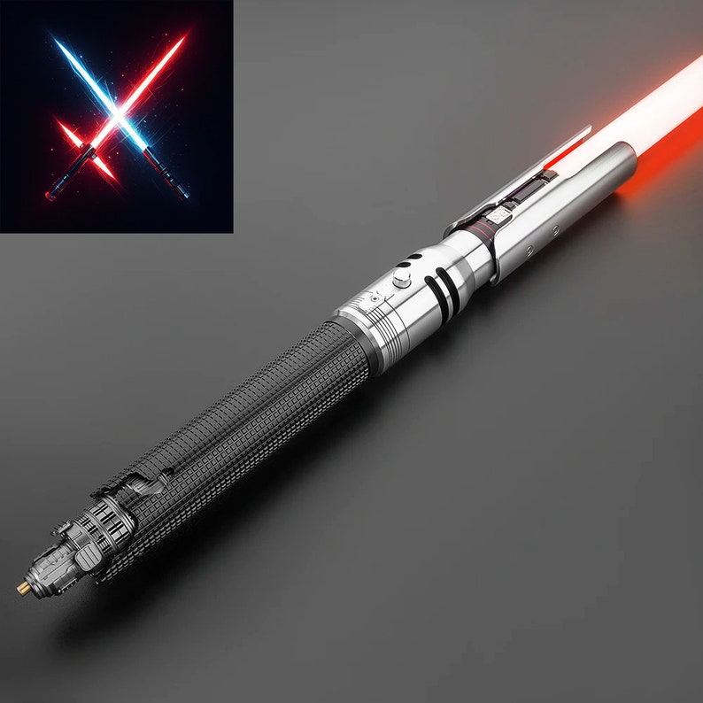 Puede incluir: Un sable de luz plateado con un mango negro texturizado y una hoja roja. El sable de luz est&aacute; apagado y la hoja no est&aacute; encendida.