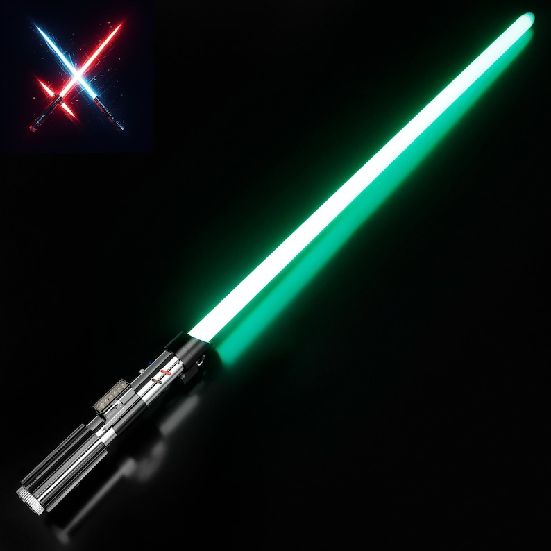 Puede incluir: Un sable de luz verde con un mango plateado, iluminado sobre un fondo negro. En la esquina superior izquierda, se ven dos sables de luz cruzados, uno rojo y otro azul. La hoja verde es brillante y resplandeciente.