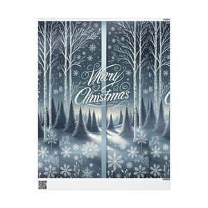 Puede incluir: Una impresión con temática invernal que representa una escena de bosque con altos abedules blancos y oscuros árboles de hoja perenne. Las palabras "Merry Christmas" están escritas en una elegante escritura. Los copos de nieve y un diseño de cinta azul claro se suman al ambiente festivo.