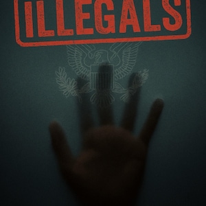 Op de afbeelding: Een donkerblauwe achtergrond met bovenaan het woord 'PASSPORT'. Het woord 'ILLEGALS' is rood gestempeld. Een hand-silhouet is zichtbaar en de tekst 'N.A. HOMIE' staat onderaan.