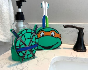 Groene badkamerdecoratie voor jongens: een make-up set met organizer, bekerhouder voor tandenborstel, houder voor zeep, pompdispenser voor de wastafel, pennenbakje, cadeau.