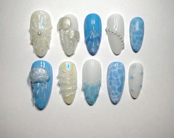 Set de presse fait main | ongles bleus, blancs, tendance | jolis ongles d'été sur la plage avec des méduses | Ongles en gel 3D