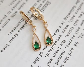 ゴールドワイヤーイヤリング（エメラルドグリーン） エメラルドグリーン＆クリスタルジュエル ハギーフープピアス - Etsy 日本