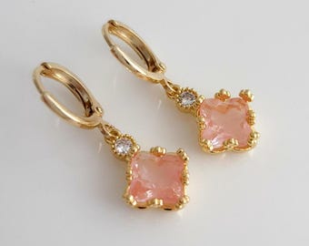 Watermeloen roze kristal Teardrop Jewel Huggie-oorbellen, roze haakoorbellen, vergulde oorbellen, vintage stijl Victoriaanse oorbellen