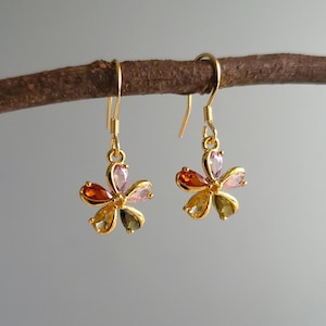 Pendientes colgantes de flores pequeñas, pendientes de flores doradas de colores, lindas y delicadas joyas florales, flores de piedras preciosas de circón, regalo para ella