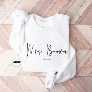 Benutzerdefinierte Frau Nachname Sweatshirt, Braut To Be Outfit, Wifey Kleidung, Brautparty Hoodie, personalisierte Zukunft Frau Hoodie, Hochzeitsgeschenke