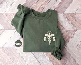 Personalisiertes RN Sweatshirt: Benutzerdefinierte Krankenschwester Geschenk, Name auf der Tasche