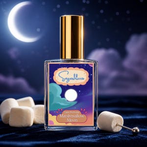 Könnte beinhalten: Ein rechteckiger Parfümflakon mit goldenem Verschluss und einem Etikett mit der Aufschrift "Sugarbloom" und "Marshmallow Moon". Das Etikett zeigt ein Mond- und Wolken-Design. Mehrere Marshmallows sind um die Flasche herum auf einem dunkelblauen Hintergrund mit einem Halbmond verstreut.