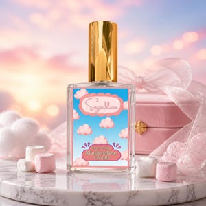 Peut inclure: Un flacon de parfum rectangulaire avec un bouchon doré. L'étiquette affiche un ciel bleu et des nuages roses, avec les mots "Sugarbloom" et "Marshmallow Clouds". Le flacon est posé sur une surface en marbre avec des guimauves.