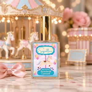 Peut inclure: Un flacon de parfum transparent avec un bouchon doré présente une étiquette avec le texte "Sugarbloom" et une illustration de manège. L'étiquette indique également "30ml Perfume Boardwalk Carousel". L'arrière-plan comprend un manège et un nœud rose.