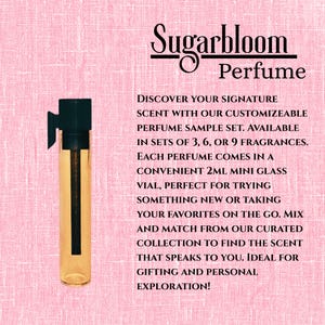 Puede incluir: Un vial de muestra de perfume con una tapa negra y un cuerpo de vidrio transparente, lleno de un líquido ámbar claro. El vial se encuentra sobre un fondo rosa con el texto "Sugarbloom Perfume" y detalles del producto.