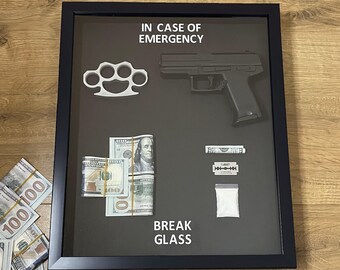 Boîte d'urgence - Cadeau spécial. Dollars dans un cadre en bois noir. De l'argent dans un cadre. Décoration murale élégante. Succès financier. Cadeau exclusif.