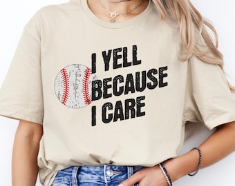 Può includere: Una maglietta beige con una grafica di baseball e il testo "I yell because I care".