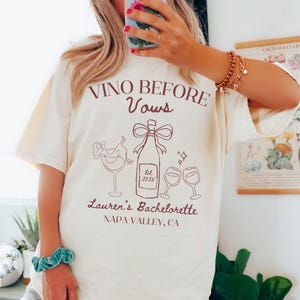 Camisa de despedida de soltera "Vino Before Vows" con colores cómodos, nombre personalizado, cata de vinos, damas de honor a juego, fin de semana de chicas en Napa Valley