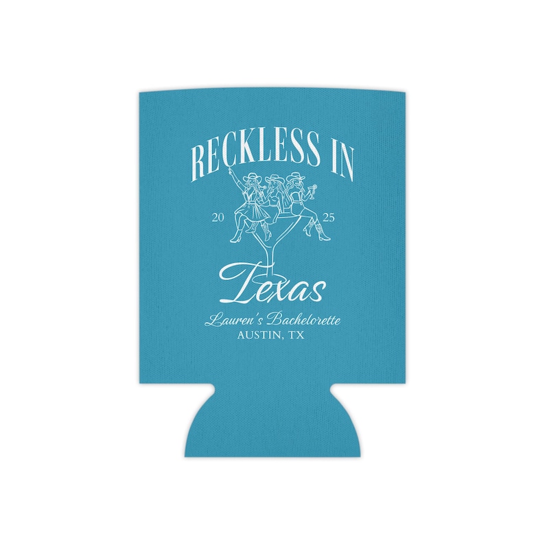 K&ouml;nnte beinhalten: Ein hellblauer Getr&auml;nkedosenk&uuml;hler mit dem Text "Reckless in Texas" und einer Grafik von Frauen, die auf einem Martini-Glas reiten. Der Text "Lauren's Bachelorette Austin, TX" ist ebenfalls enthalten.