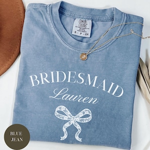 Camisa de dama de honor personalizada Comfort Colors®, regalo de boda, despedida de soltera, novia a juego, lazo de encaje sintético coqueto