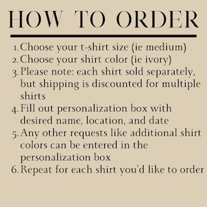 K&ouml;nnte beinhalten: So bestellen Sie ein personalisiertes T-Shirt. W&auml;hlen Sie Ihre Gr&ouml;&szlig;e (z. B. Medium), Farbe (z. B. Elfenbein) und f&uuml;llen Sie das Personalisierungsfeld mit Ihrem Namen, Ihrem Standort und Ihrem Datum aus. Wiederholen Sie dies f&uuml;r jedes T-Shirt, das Sie bestellen m&ouml;chten.