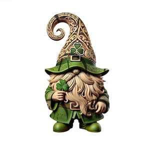 Op de afbeelding: Een groene en gouden dwergfiguur met een gekrulde hoed en een klavertje vier in zijn hand. De dwerg draagt een groene en gouden outfit en heeft een lange witte baard.