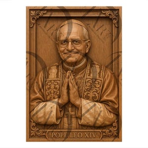 Op de afbeelding: Een houten reliëfsnijwerk van paus Leo XIV, met een gedetailleerd portret met gevouwen handen in gebed. Het kunstwerk is omlijst met sierlijke gravures en de naam "POPE LEO XIV" is onderaan gegraveerd. Het stuk is uitgevoerd in bruintinten.