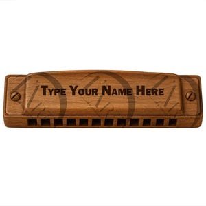 Puede incluir: Una armónica de madera con el texto "TYPE YOUR NAME HERE" grabado en la parte superior. La armónica tiene forma rectangular con una serie de agujeros y tornillos metálicos. La madera tiene una veta natural.