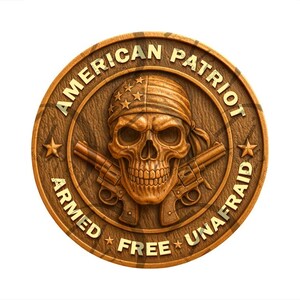 Può includere: Medaglione in legno con le parole "AMERICAN PATRIOT ARMED FREE UNAFRAID" che circondano un teschio con una bandana a stelle e due revolver. Il design è nei toni del marrone e dell'oro.