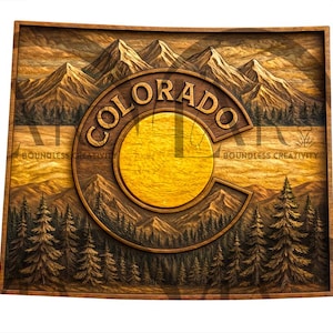 Puede incluir: Arte de pared de madera con un paisaje tallado de Colorado. El diseño incluye montañas, pinos y la palabra "COLORADO" en un diseño circular. La obra de arte está enmarcada en madera oscura.