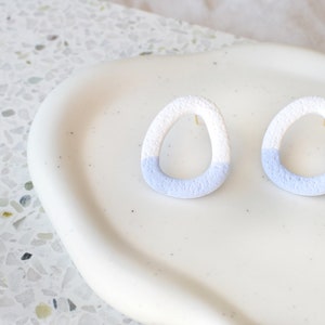 Big Textured Clay Studs Blue & White zdjęcie 1