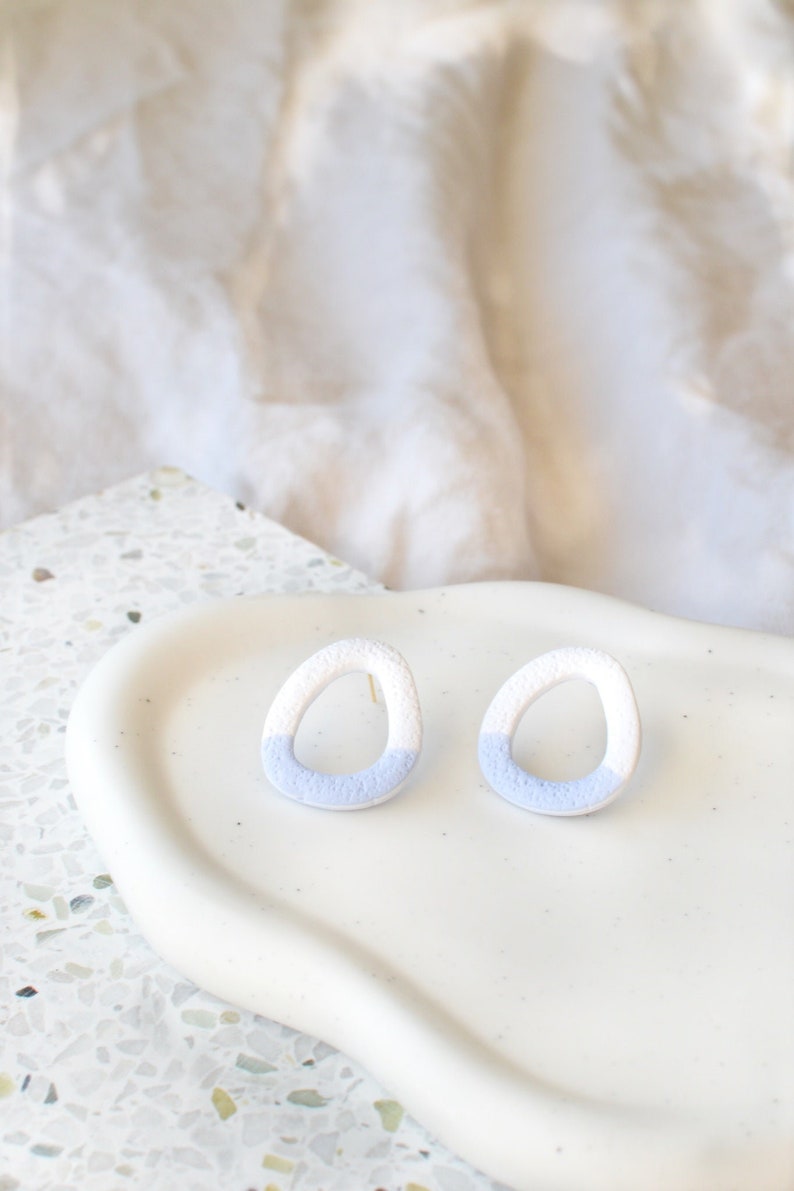 Big Textured Clay Studs Blue & White zdjęcie 4