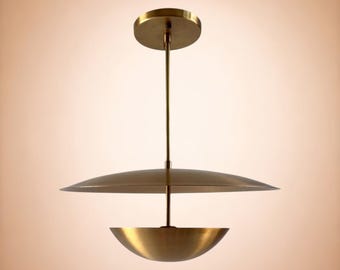 Lámpara de techo moderna italiana de mediados de siglo con cúpula de latón antiguo: Lámpara colgante moderna de mediados de siglo.