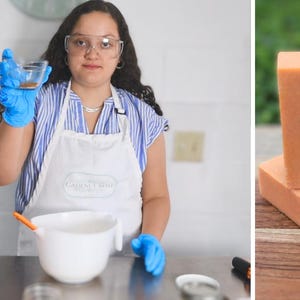 Könnte beinhalten: Zwei quadratische, orangefarbene Seifenstücke sind auf einer Holzoberfläche gestapelt. Die Seife hat ein glattes, festes Aussehen. Im Hintergrund hält eine Person mit Schutzbrille und blauen Handschuhen eine kleine Schüssel.