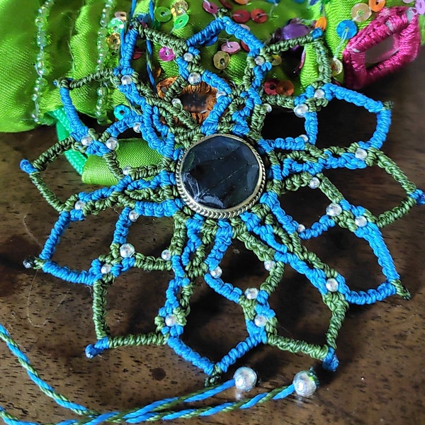 collier micro macramé bleu et vert