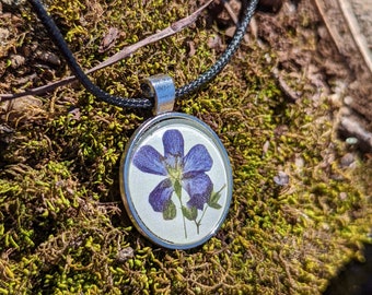 Handgemachte wilde Geranien Blumen Halskette, Kreis Cabochon, handgemachter Schmuck, gepresste Blume Foto, Geschenk für Pflanzenliebhaber, einheimische Pflanze