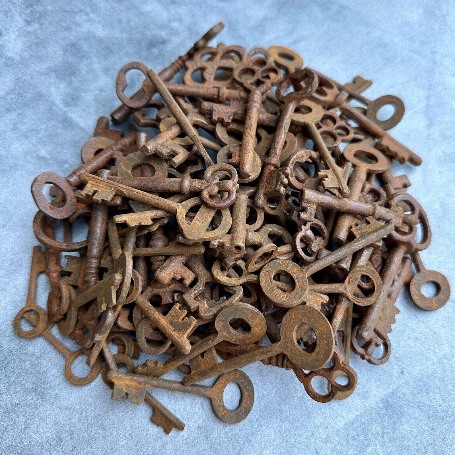 19e-eeuwse gietijzeren sleutels in antieke vintage stijl, lot van 100