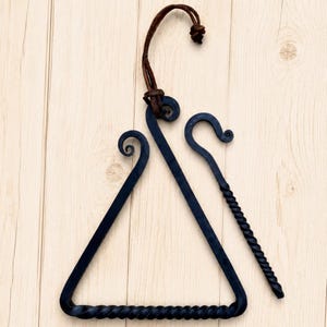 Campana de mesa elegante: campana triangular de hierro fundido estilo antiguo oeste con percutor, correa de cuero para colgar y acabado envejecido. imagen 2