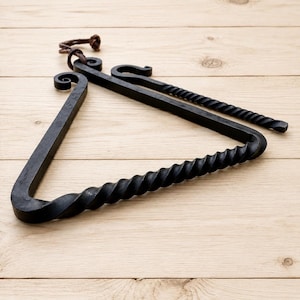 Campana de mesa elegante: campana triangular de hierro fundido estilo antiguo oeste con percutor, correa de cuero para colgar y acabado envejecido. imagen 4