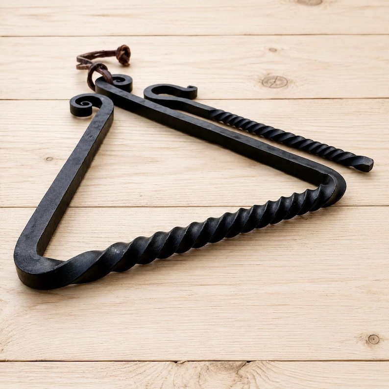 Campana de mesa elegante: campana triangular de hierro fundido estilo antiguo oeste con percutor, correa de cuero para colgar y acabado envejecido. imagen 4