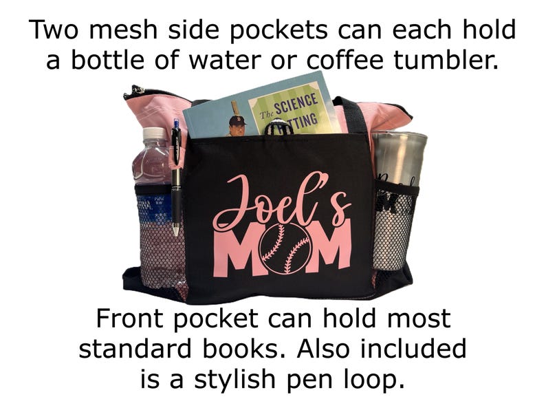 K&ouml;nnte beinhalten: Schwarze Tragetasche mit rosa Akzenten und dem Text "Joel's Mom" in rosa mit einem Baseball-Motiv. Die Tasche hat zwei seitliche Netztaschen, eine Fronttasche und eine Stiftschlaufe.