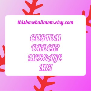 K&ouml;nnte beinhalten: Wei&szlig;es Rechteck mit rosa Text auf einem rosa und violetten Farbverlaufshintergrund. Der Text lautet "thisbaseballmom.etsy.com CUSTOM ORDER? MESSAGE ME!" mit roten Baseballn&auml;hten auf beiden Seiten des Rechtecks.