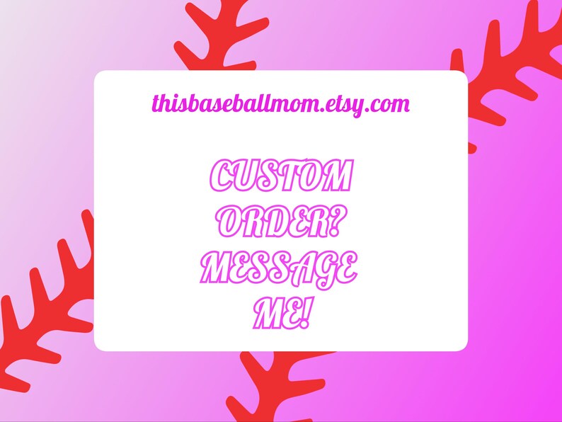 K&ouml;nnte beinhalten: Wei&szlig;es Rechteck mit rosa Text auf einem rosa und violetten Farbverlaufshintergrund. Der Text lautet "thisbaseballmom.etsy.com CUSTOM ORDER? MESSAGE ME!" mit roten Baseballn&auml;hten auf beiden Seiten des Rechtecks.