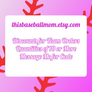 K&ouml;nnte beinhalten: Wei&szlig;er Text auf rosa Hintergrund mit roten Baseball-Nahtgrafiken. Der Text lautet "thisbaseballmom.etsy.com" und "Rabatte f&uuml;r Team-Bestellungen Mengen ab 10 oder mehr Nachricht an mich f&uuml;r Code".