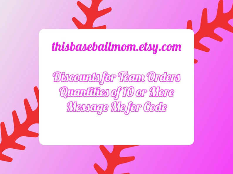 K&ouml;nnte beinhalten: Wei&szlig;er Text auf rosa Hintergrund mit roten Baseball-Nahtgrafiken. Der Text lautet "thisbaseballmom.etsy.com" und "Rabatte f&uuml;r Team-Bestellungen Mengen ab 10 oder mehr Nachricht an mich f&uuml;r Code".