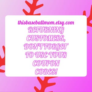 K&ouml;nnte beinhalten: Rosa-wei&szlig;es Grafik mit roten Baseballn&auml;hten. Der Text lautet: "thisbaseballmom.etsy.com RETURNING CUSTOMERS, DON'T FORGET TO USE YOUR COUPON CODES!"